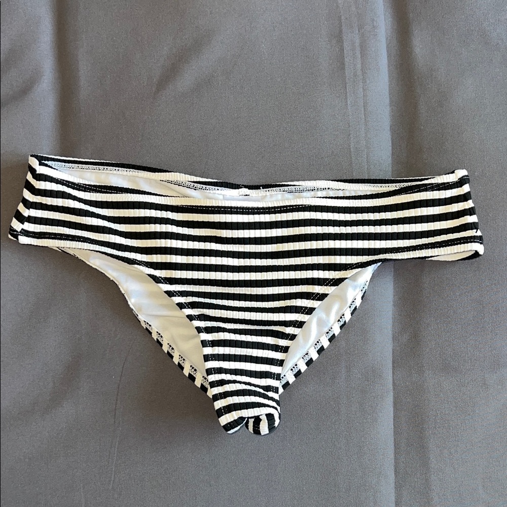 NWOT Xhilaration scrunch bikini bottoms
